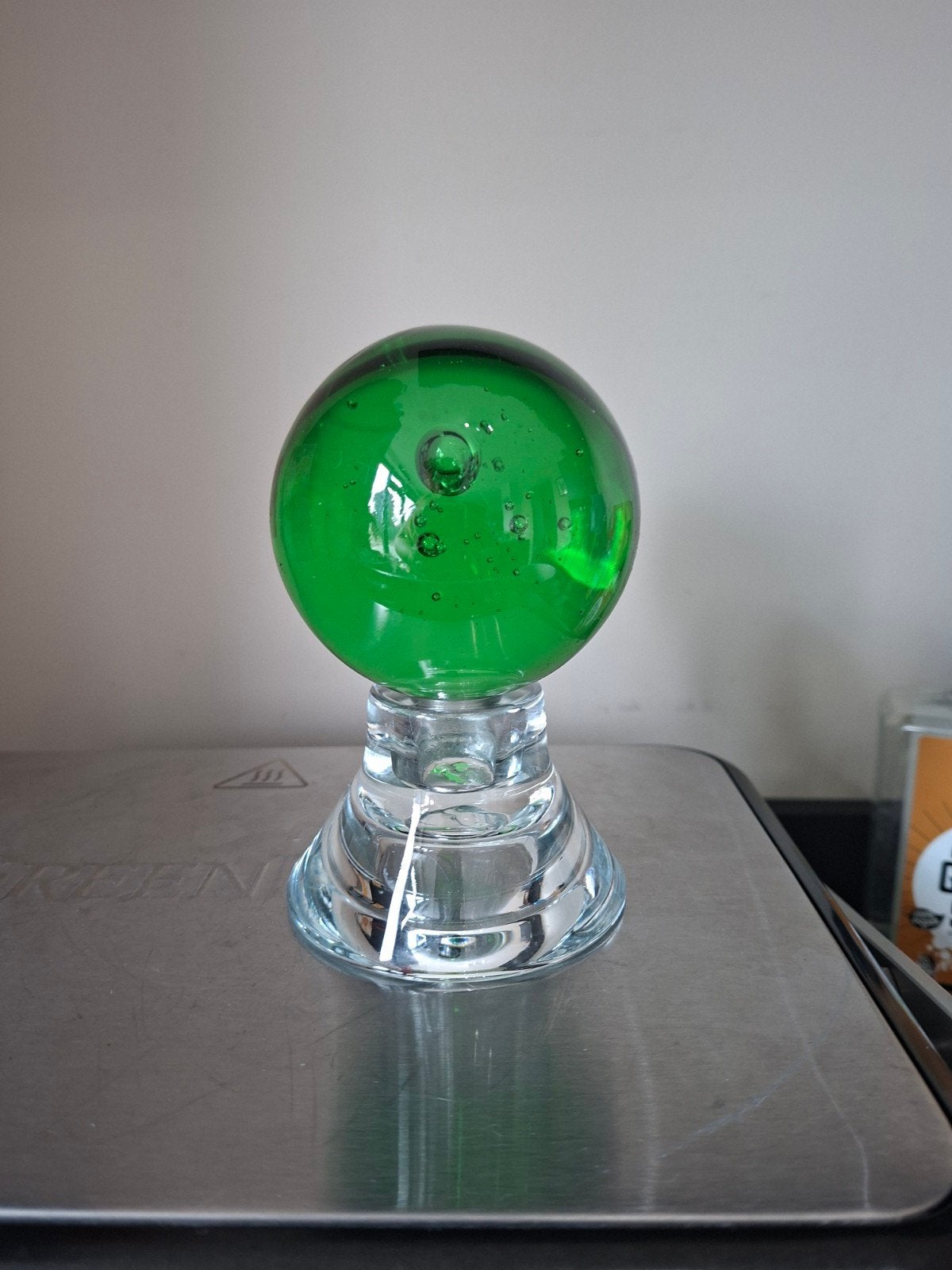 Groene glazen bol met bubbels op standaard, Ophalen of Verzenden