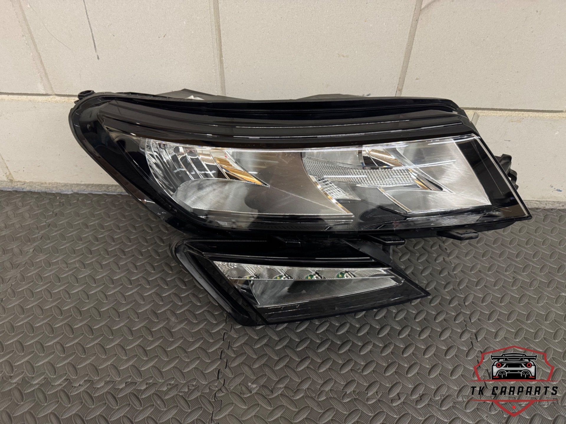 Skoda Kodiaq halogeen koplamp rechts 566941016b, Skoda, Skoda Auto a.s., Gebruikt, Infoline@skoda-auto.cz
