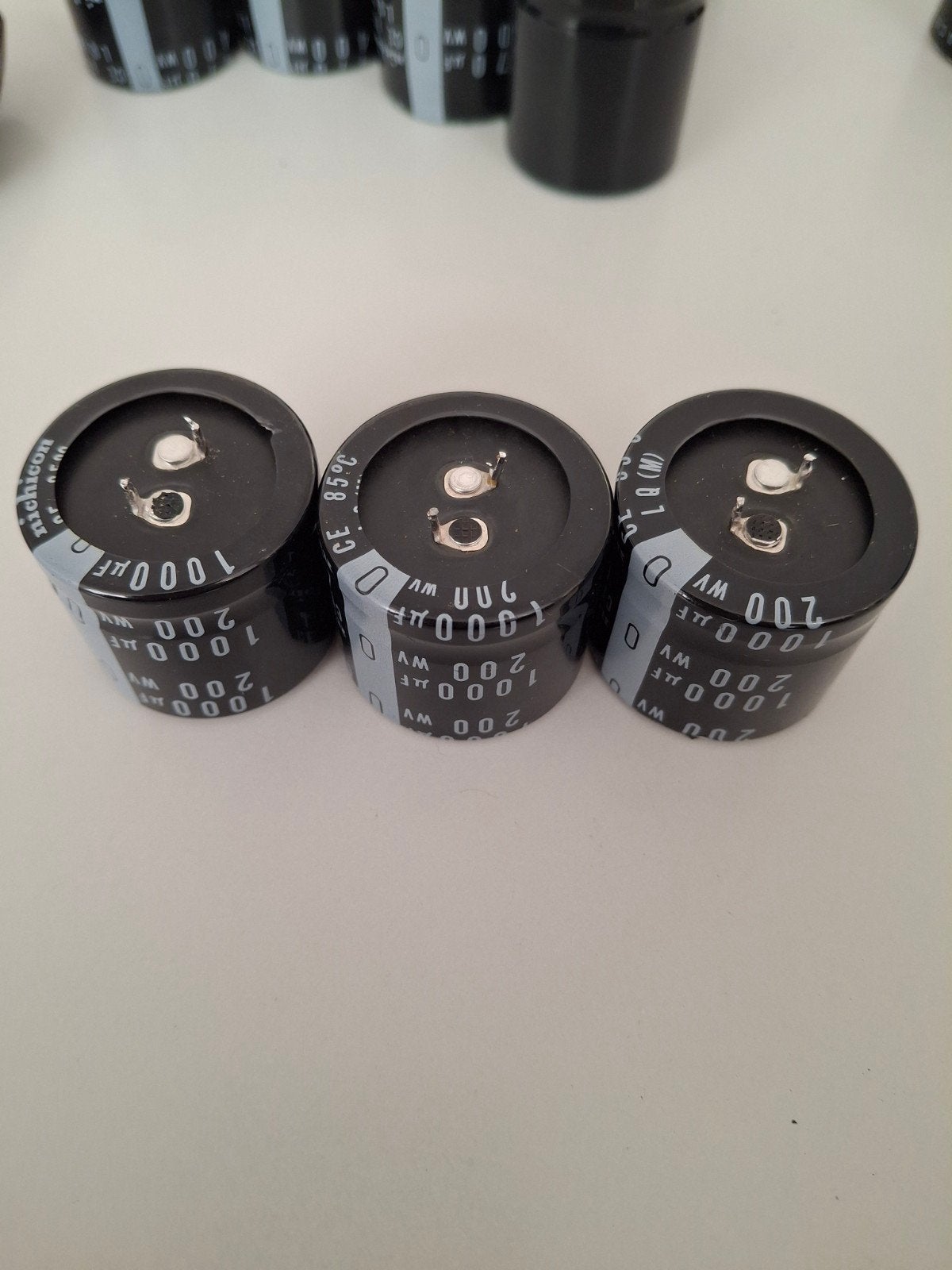 3x Nichicon 1000uF 200V condensatoren, Ophalen of Verzenden, Zo goed als nieuw