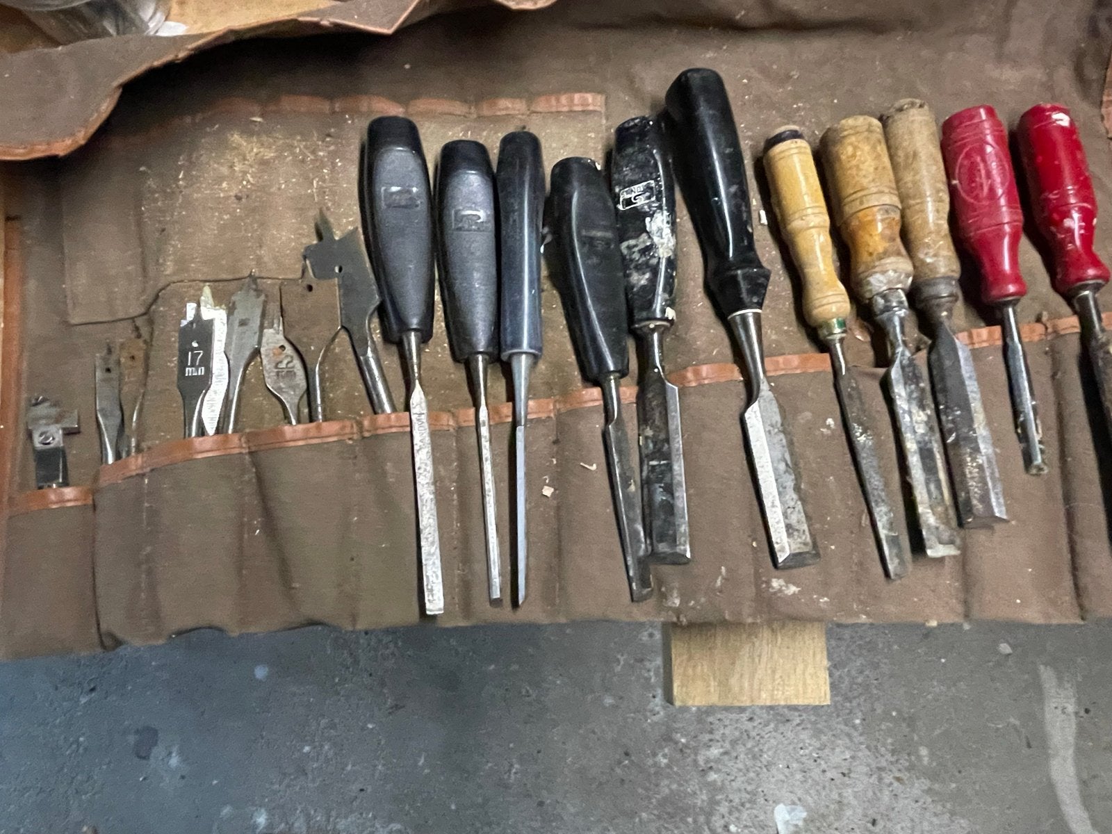 Set van diverse beitels en boren in oprolbare etui, Ophalen of Verzenden, Gebruikt, Beitel