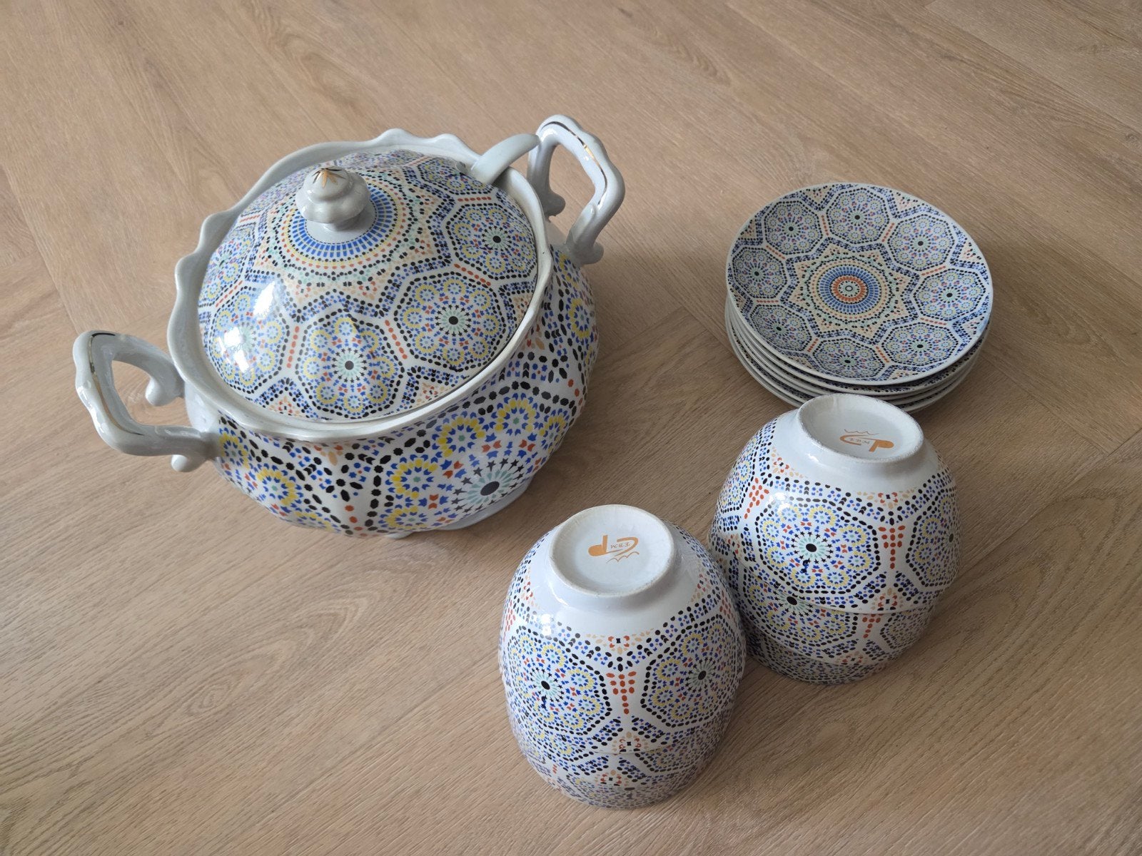 Marokkaans servies: soepterrine, kommen en borden (14-delig), Ophalen, Aziatisch, Overige merken, Keramiek