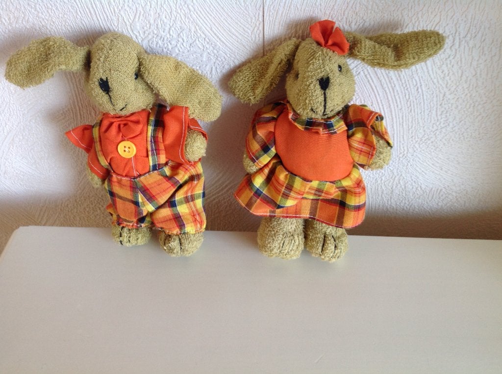 Set 2 paashaasjes van stof met oranje kleertjes aan 16,5 cm, Ophalen of Verzenden