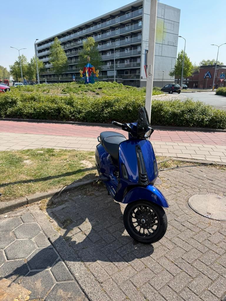 Vespa sprint 80cc **akrapovic**, Fietsen en Brommers, Scooters | Vespa, Ophalen of Verzenden, Zo goed als nieuw, Benzine, Overige modellen