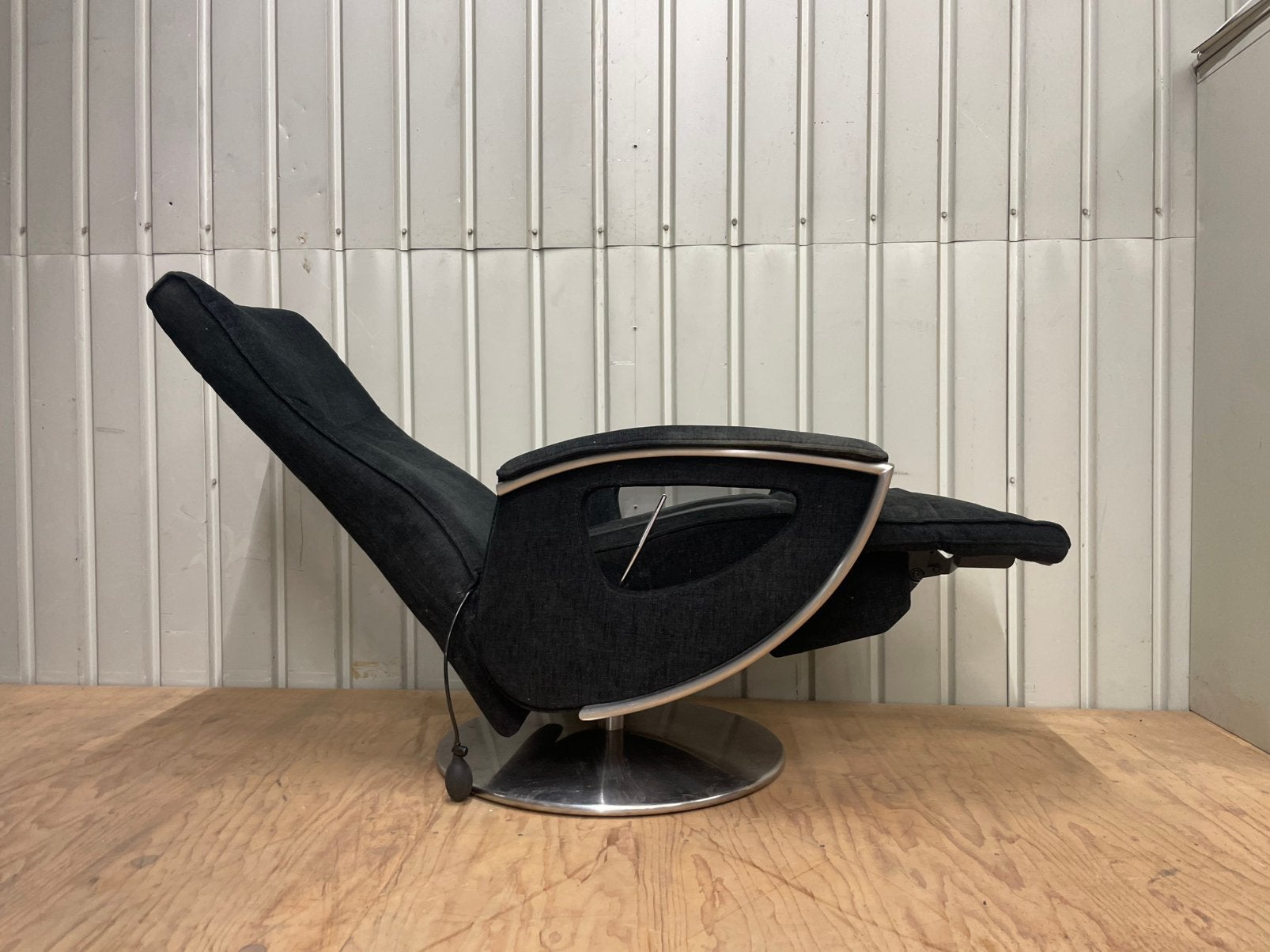 Zwarte stoffen prominent relax stoel / draai fauteuil, Ophalen, Zo goed als nieuw, Minder dan 75 cm, 50 tot 75 cm