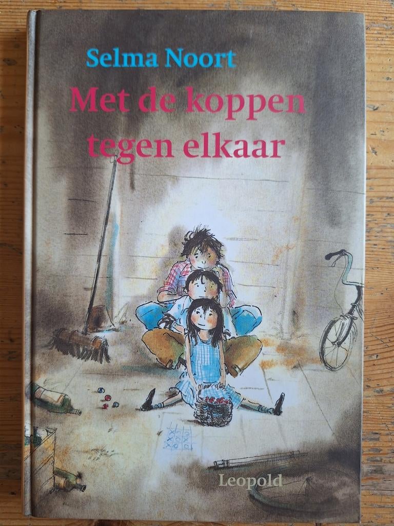 Met de koppen tegen elkaar - Selma Noort, Ophalen of Verzenden, Gelezen, Selma Noort, Fictie algemeen
