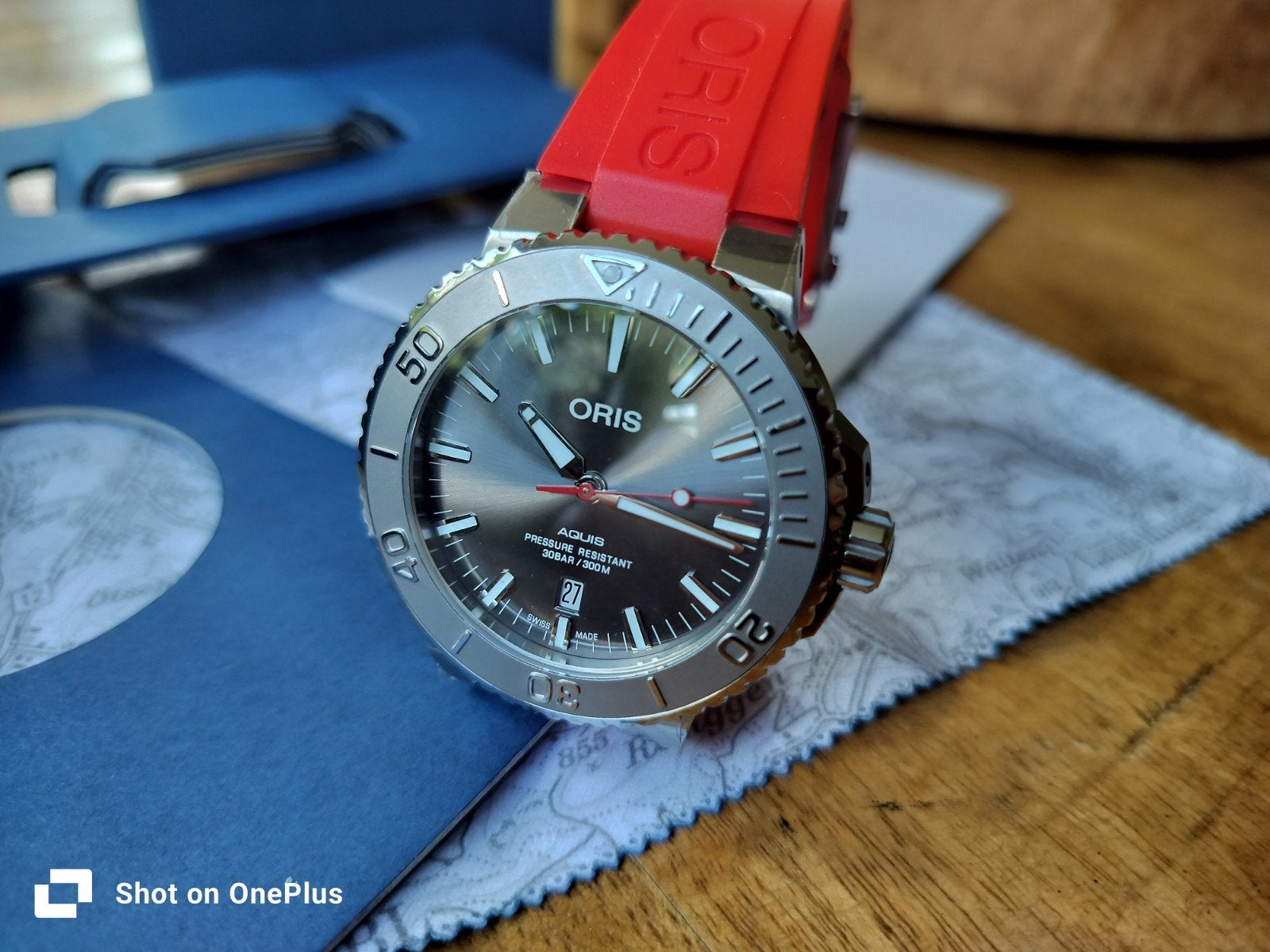 Prachtig Oris Aquis duikhorloge met rode rubberen band, Sieraden, Tassen en Uiterlijk, Overige merken, Staal, Polshorloge, Nieuw