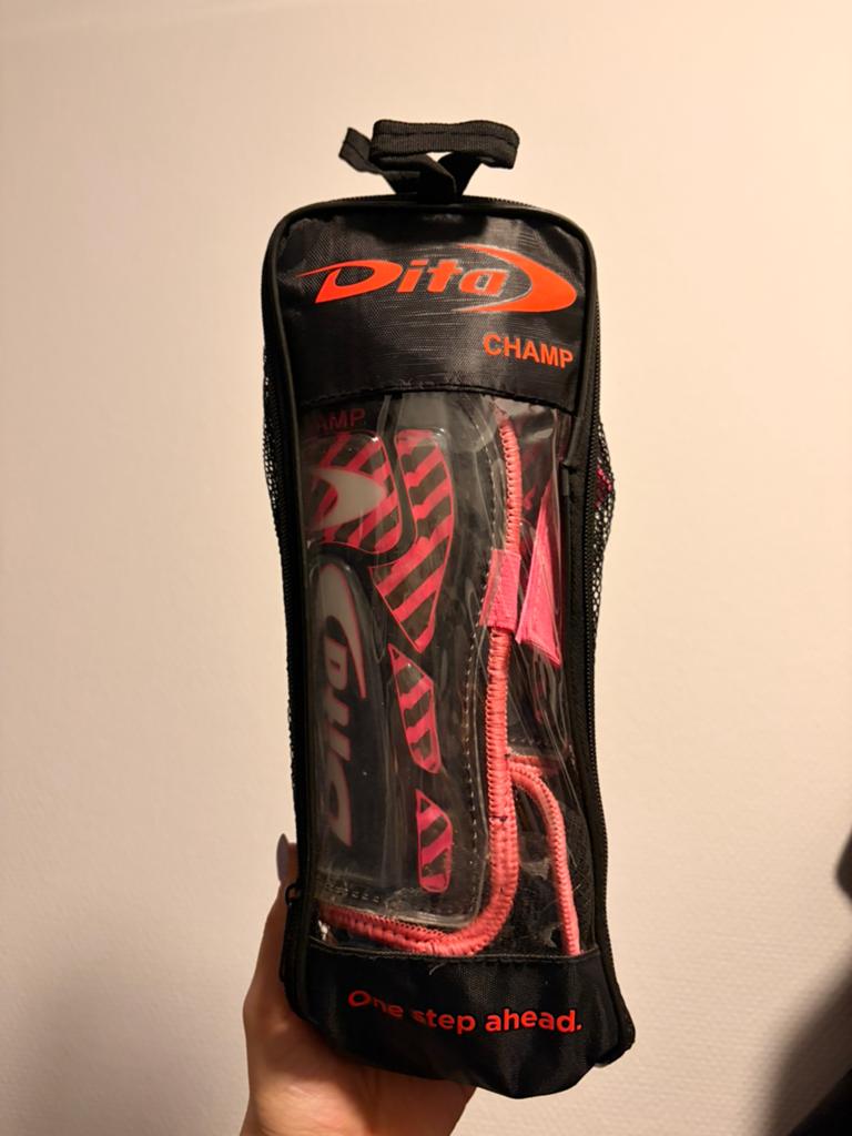 Dita hockey junior shin guards, Ophalen of Verzenden, Zo goed als nieuw, Kleding