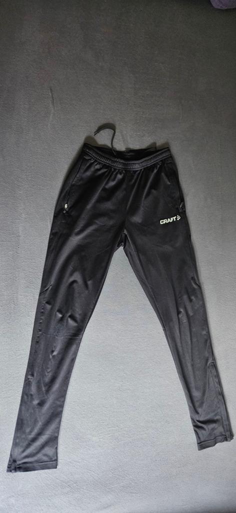 Zwarte trainingsbroek met klein ritsje in de pijp, Broek, Gebruikt, Jongen of Meisje, Ophalen of Verzenden
