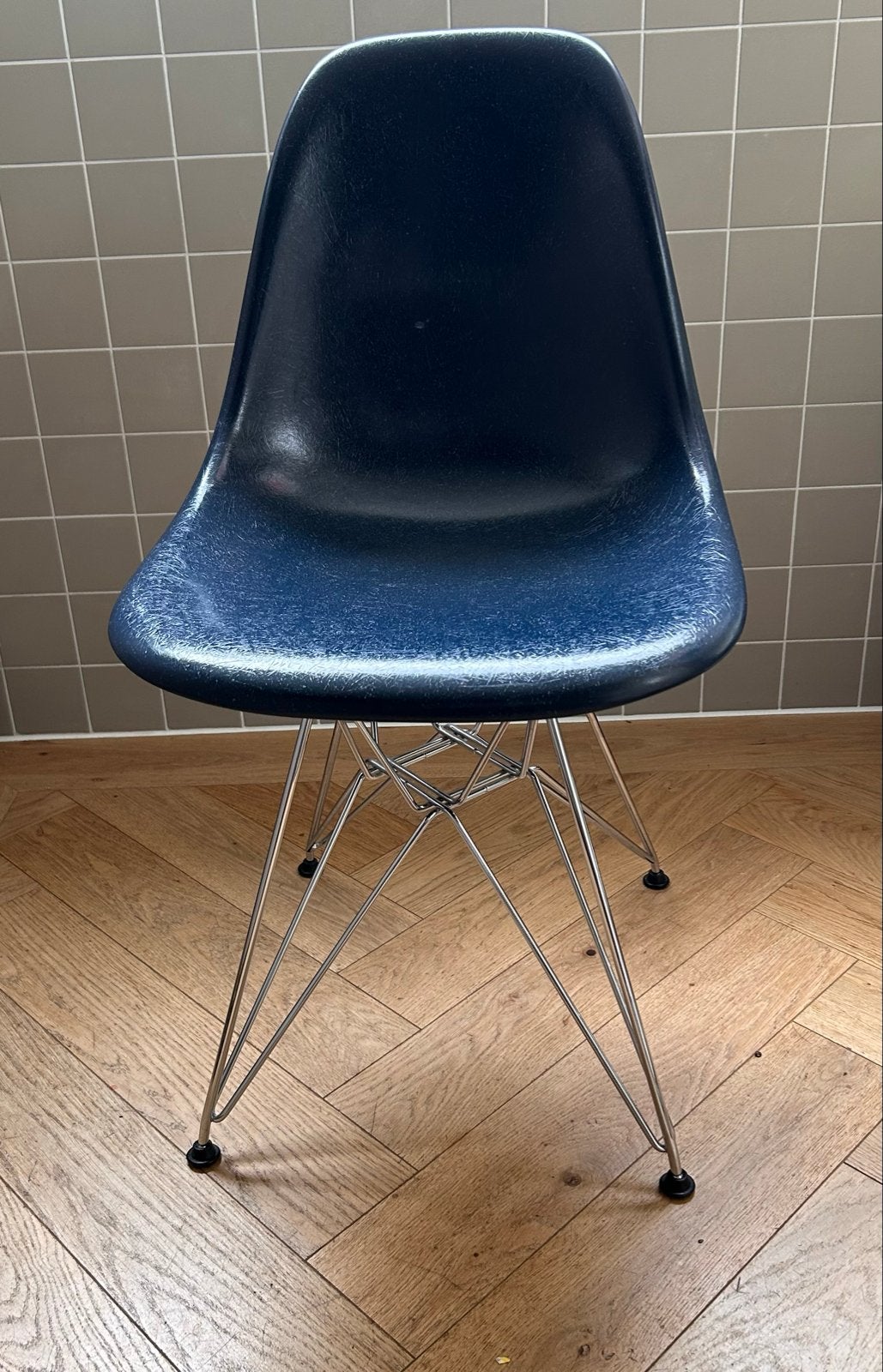 Vitra Eames Fiberglass Chair - Donkerblauw, Huis en Inrichting, Stoelen, Ophalen of Verzenden, Zo goed als nieuw, Blauw, Eén