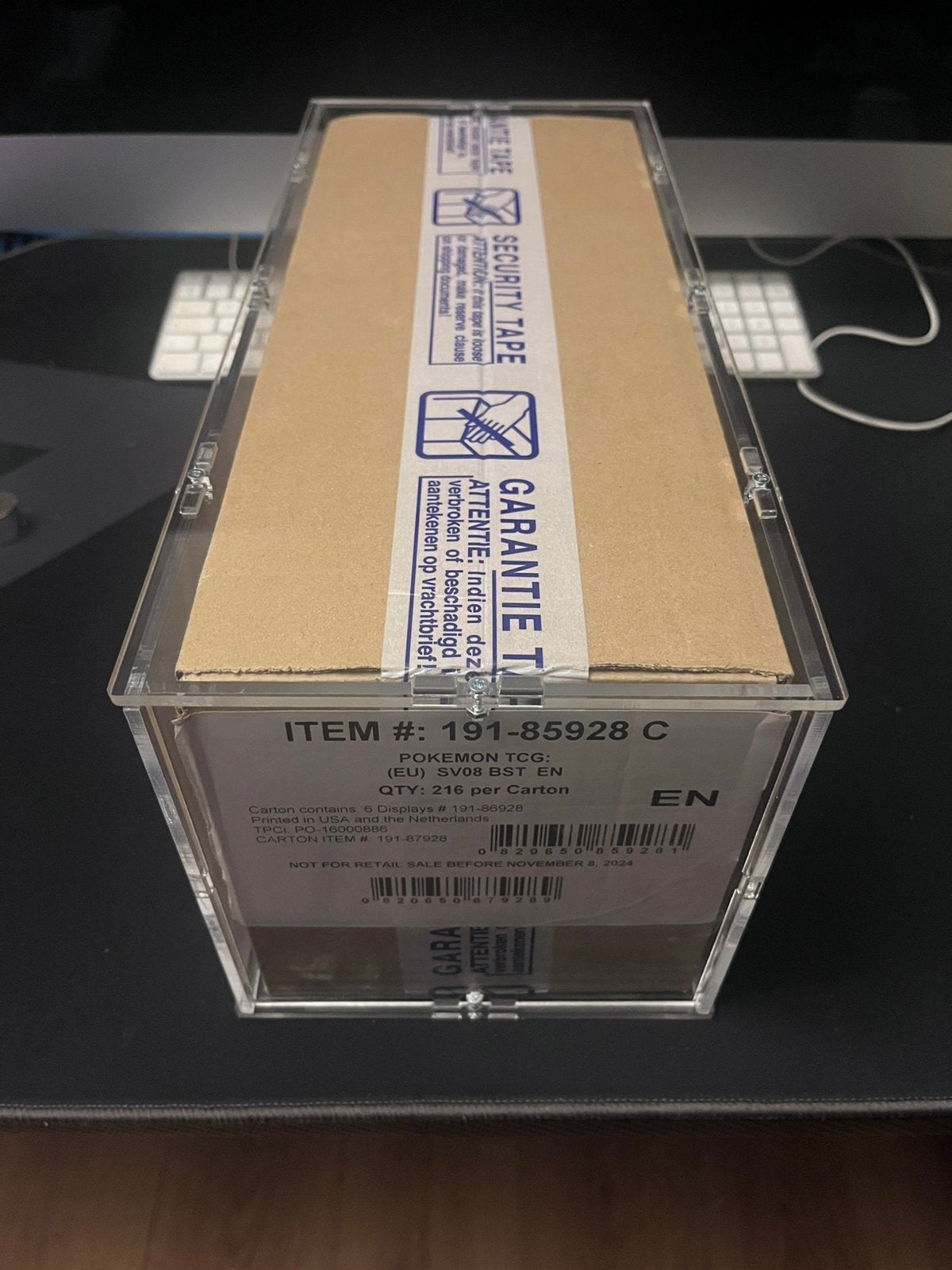 Surging Sparks Booster Box Case incl. Acryl, Hobby en Vrije tijd, Verzamelkaartspellen | Pokémon, Ophalen, Nieuw, Boosterbox