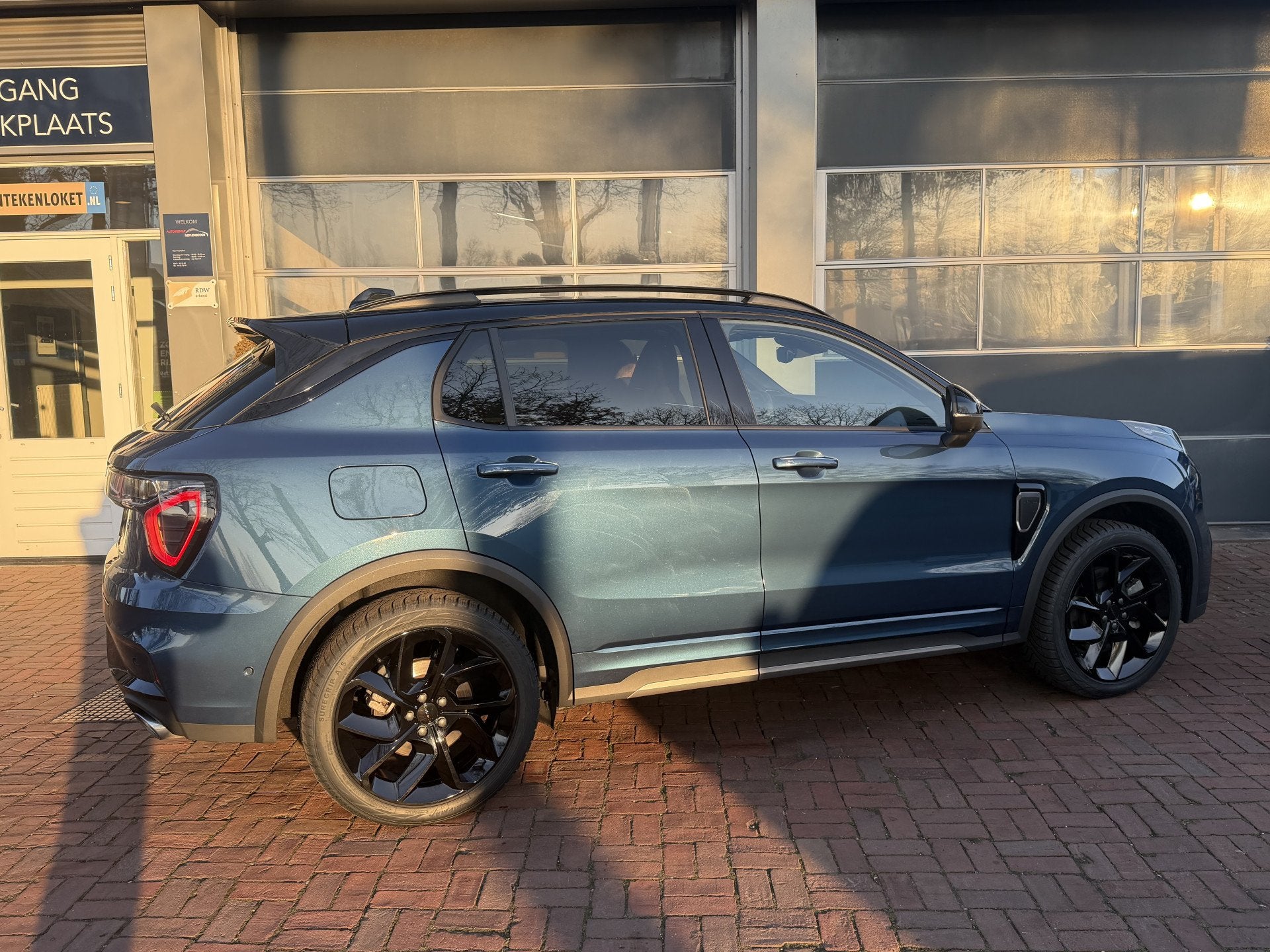 Lynk & Co 01 1.5 Plug-In Hybrid black edition 262pk Org NL 3, Auto's, Dealer onderhouden, Blauw, Origineel Nederlands, Bedrijf