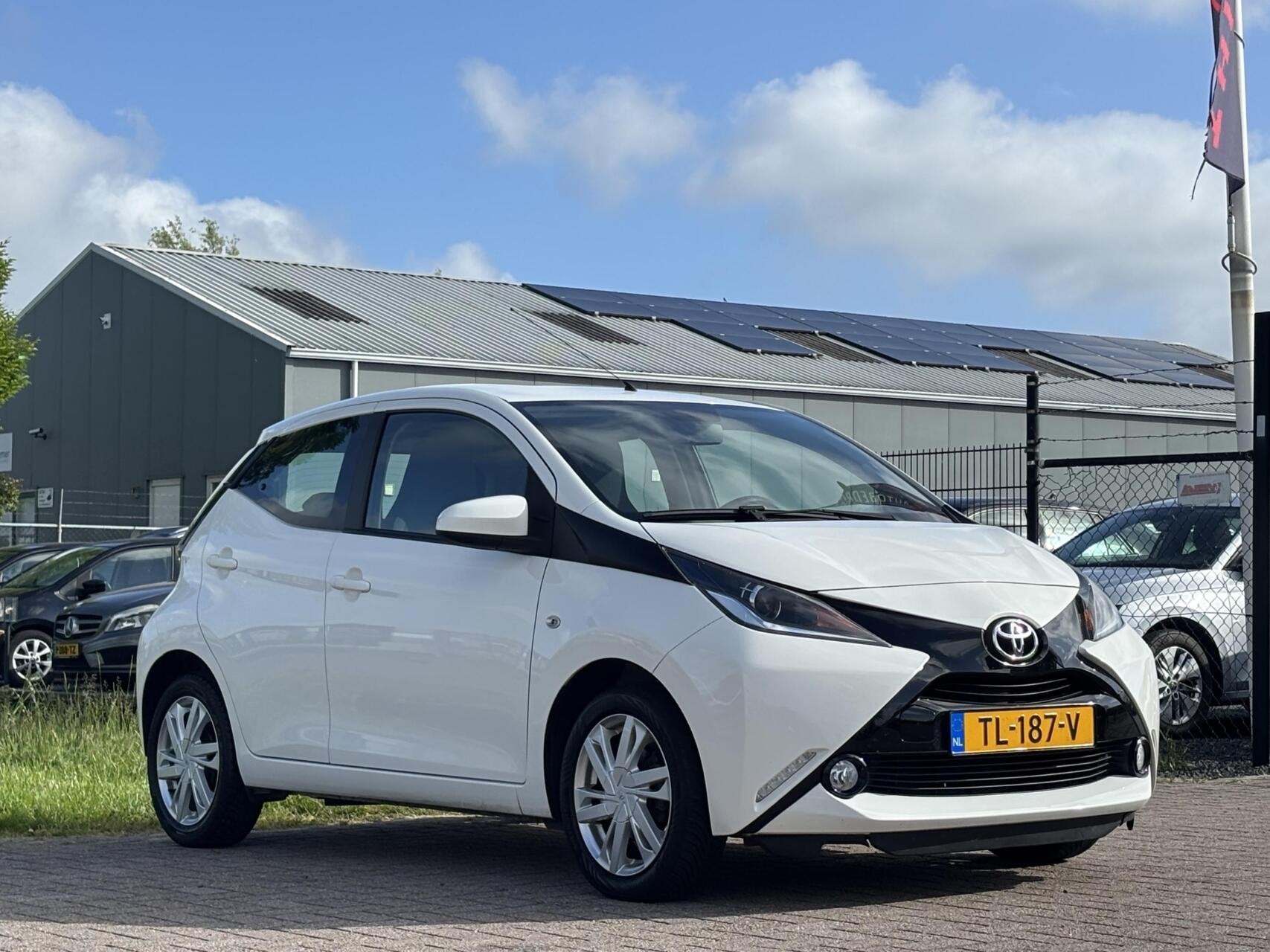 Toyota Aygo 1.0 VVT-i x-play automaat camera airco, Auto's, Toyota, Gebruikt, Euro 6, 4 stoelen, Wit
