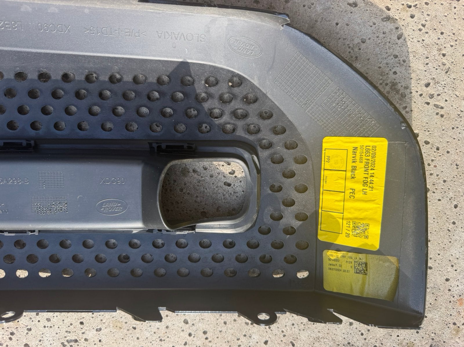 Foto 3 van Originele Land Rover Defender L663 front bumper delen L+R