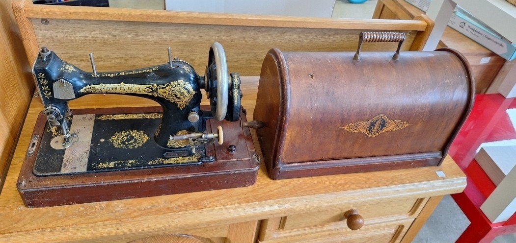 zeer oude naaimachine, Ophalen
