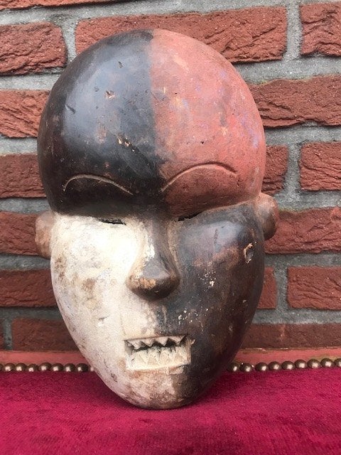 oud Salampasu krijgers masker, Antiek en Kunst, 20 - 50 cm, Hout, Klassiek, Beschilderd