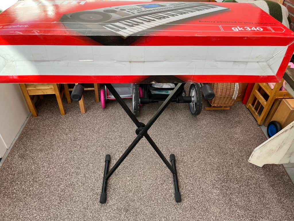 Synthesizer met standaard, 61 toetsen, Zo goed als nieuw, Met standaard, Ophalen