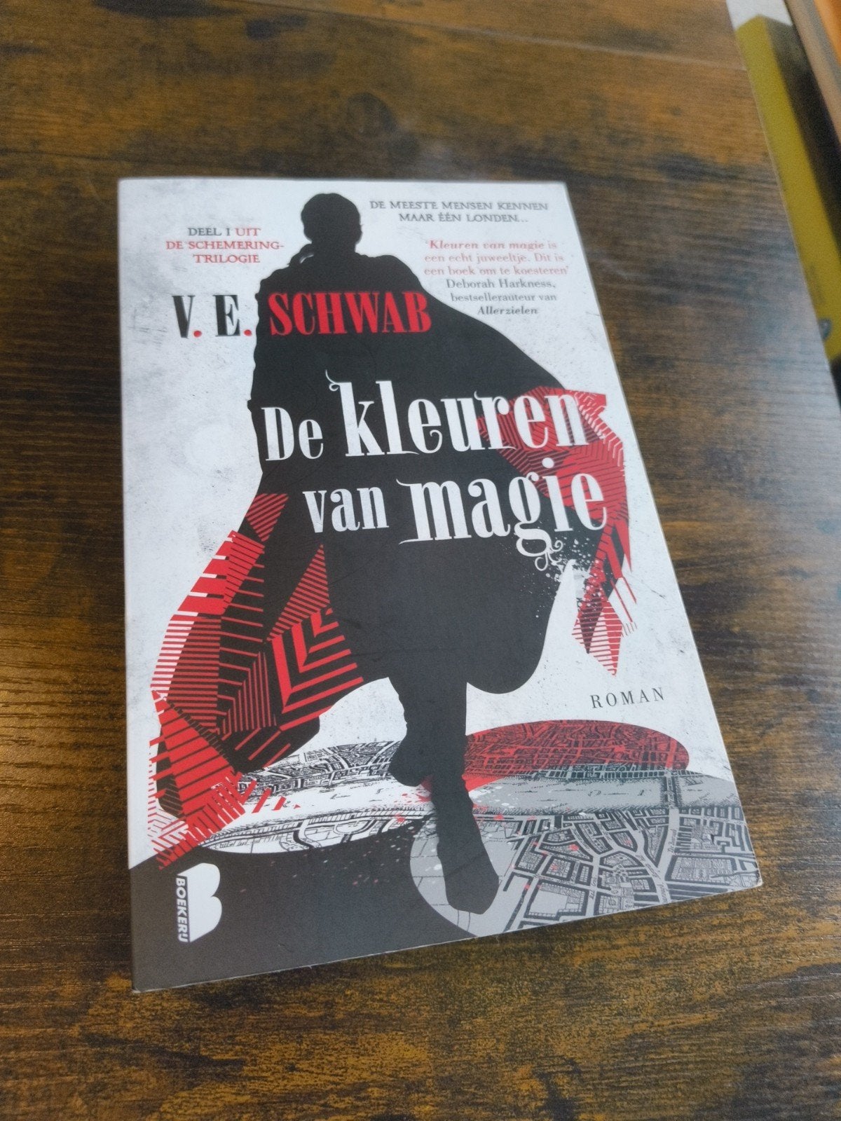 V.E. Schwab - De kleuren van magie, Boeken, Fantasy, Zo goed als nieuw, Verzenden