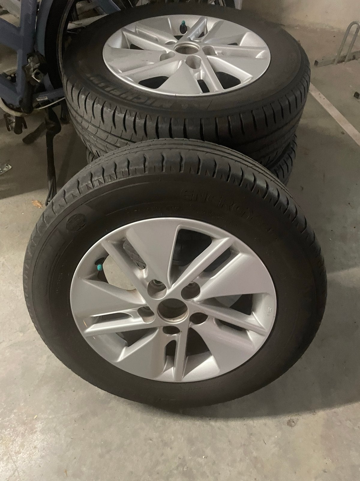 Originele 15 inch velgen + Michelin zomerbanden Toyota Auris, Ophalen, Gebruikt, 15 inch, Banden en Velgen