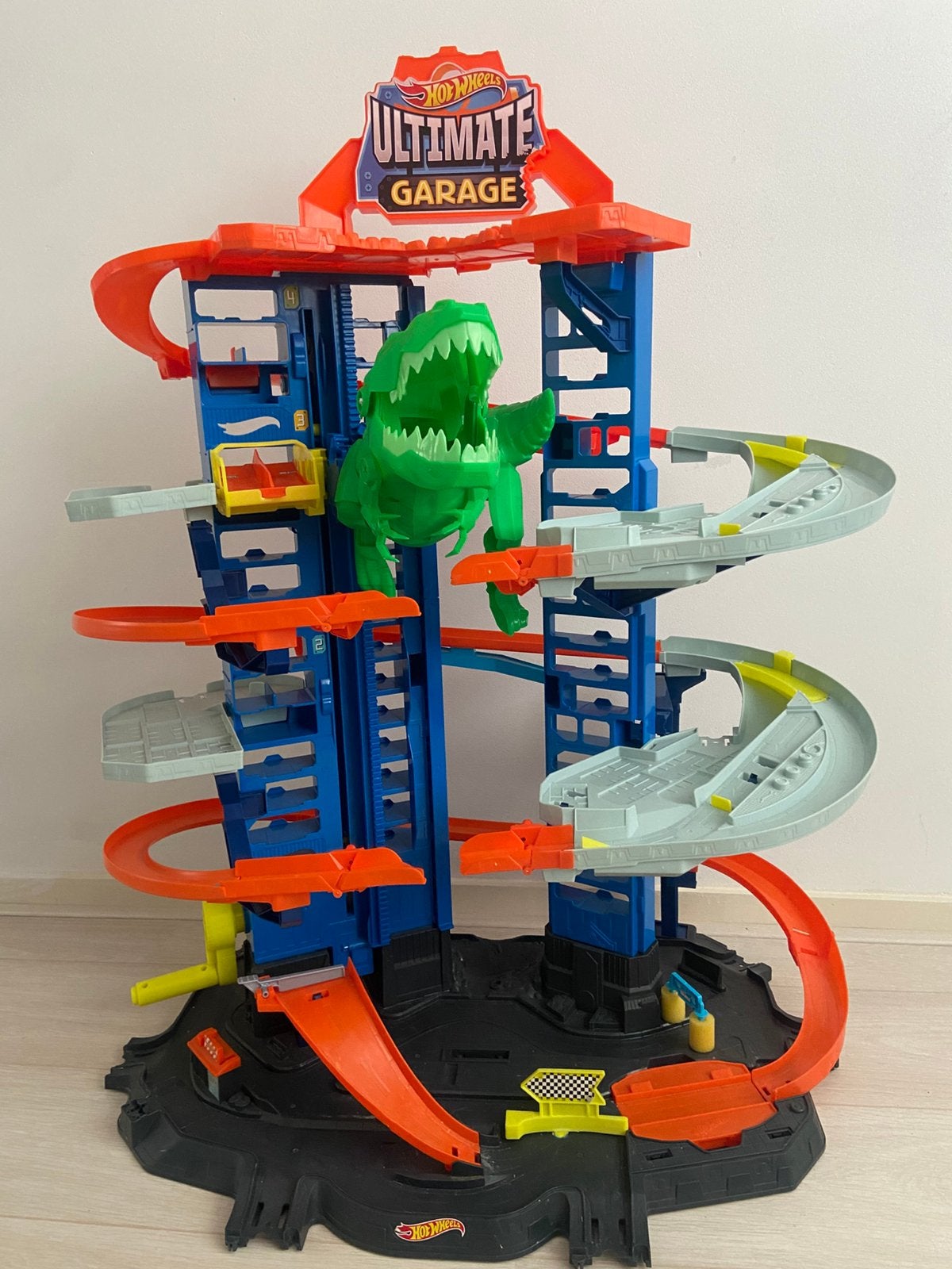 Hotwheels ultimate garage met DINO racebaan, Ophalen, Zo goed als nieuw, Handmatig, Hot Wheels