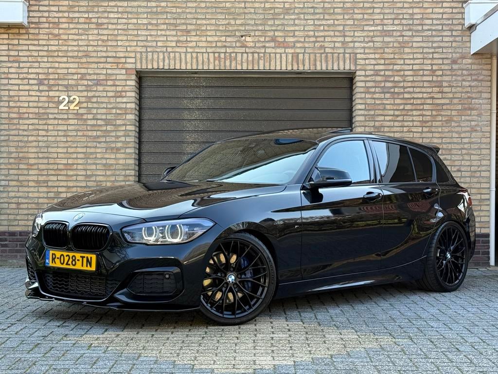 BMW M135i |1e Lak|Carplay|Schuif/kanteldak|Harman/Kardon|, Auto's, BMW, Achterwielaandrijving, Zwart, Zwart, 75 €/maand