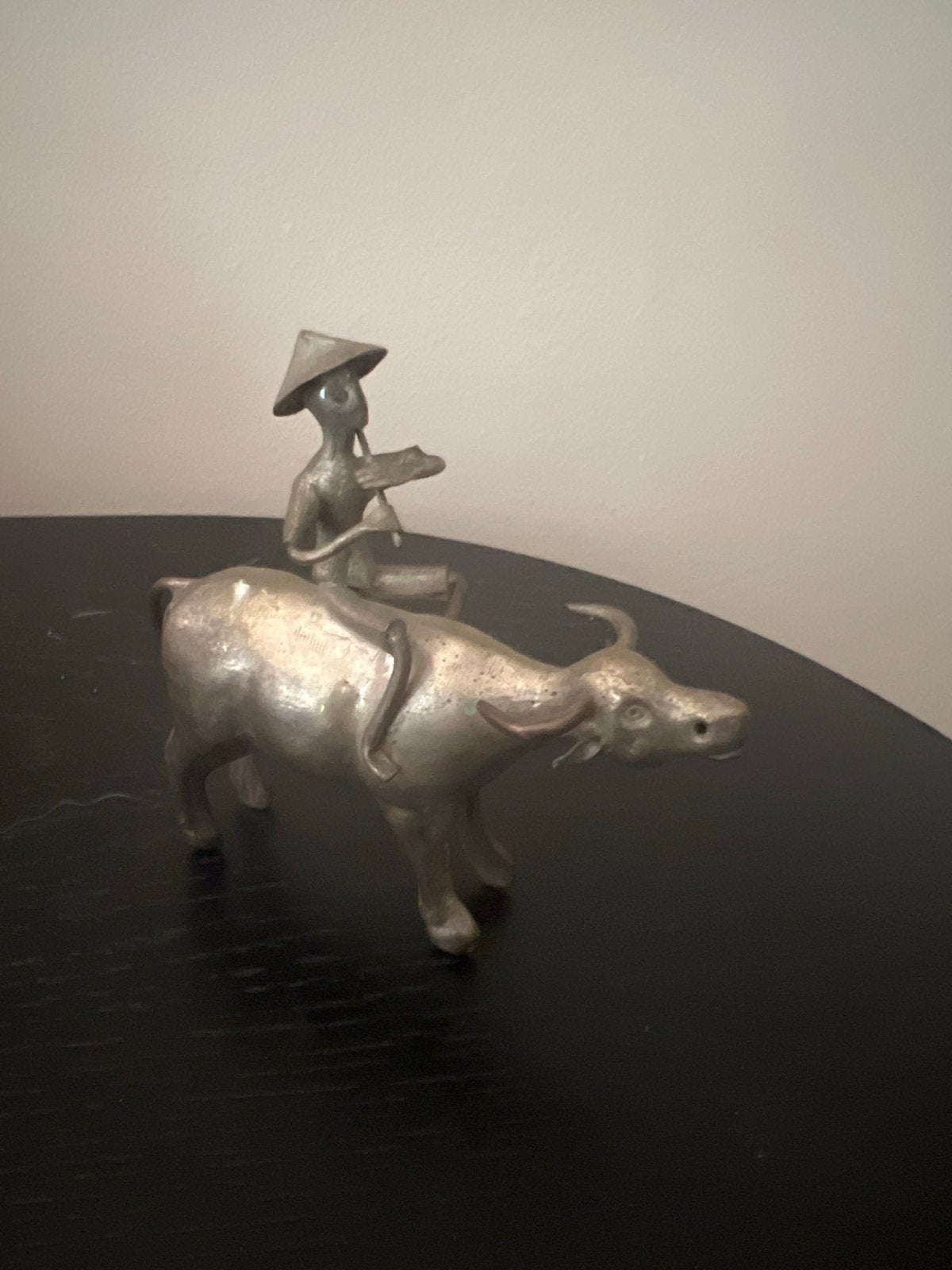 Vintage Beeldje: Man op Waterbuffel - Aziatische Stijl, Zilver, Minder dan 20 cm, Ophalen of Verzenden, Gepatineerd