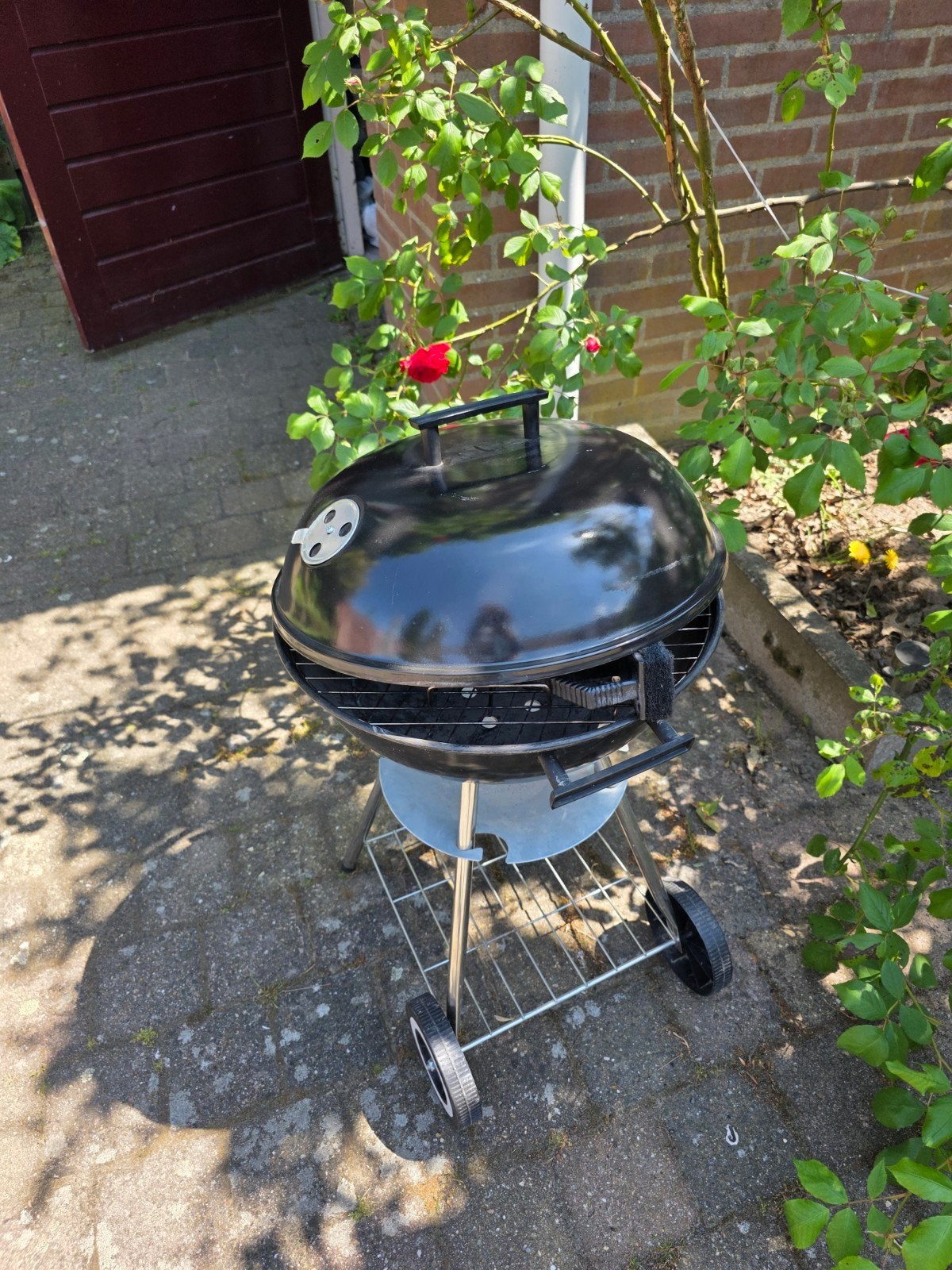 Compacte Houtskool Barbecue met Wielen en Deksel, Ophalen of Verzenden, Gebruikt, Onbekend, Met accessoires