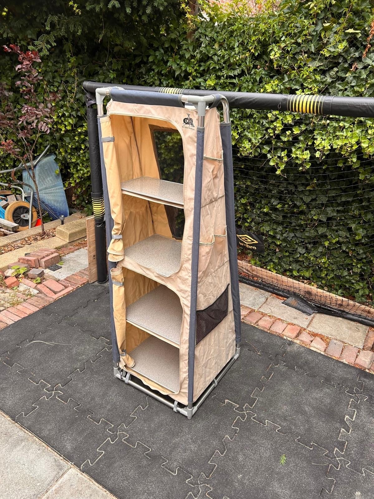 Defa Schuine Campingkast - Beige, Stevig, Veel Opbergruimte, Caravans en Kamperen, Ophalen, Zo goed als nieuw