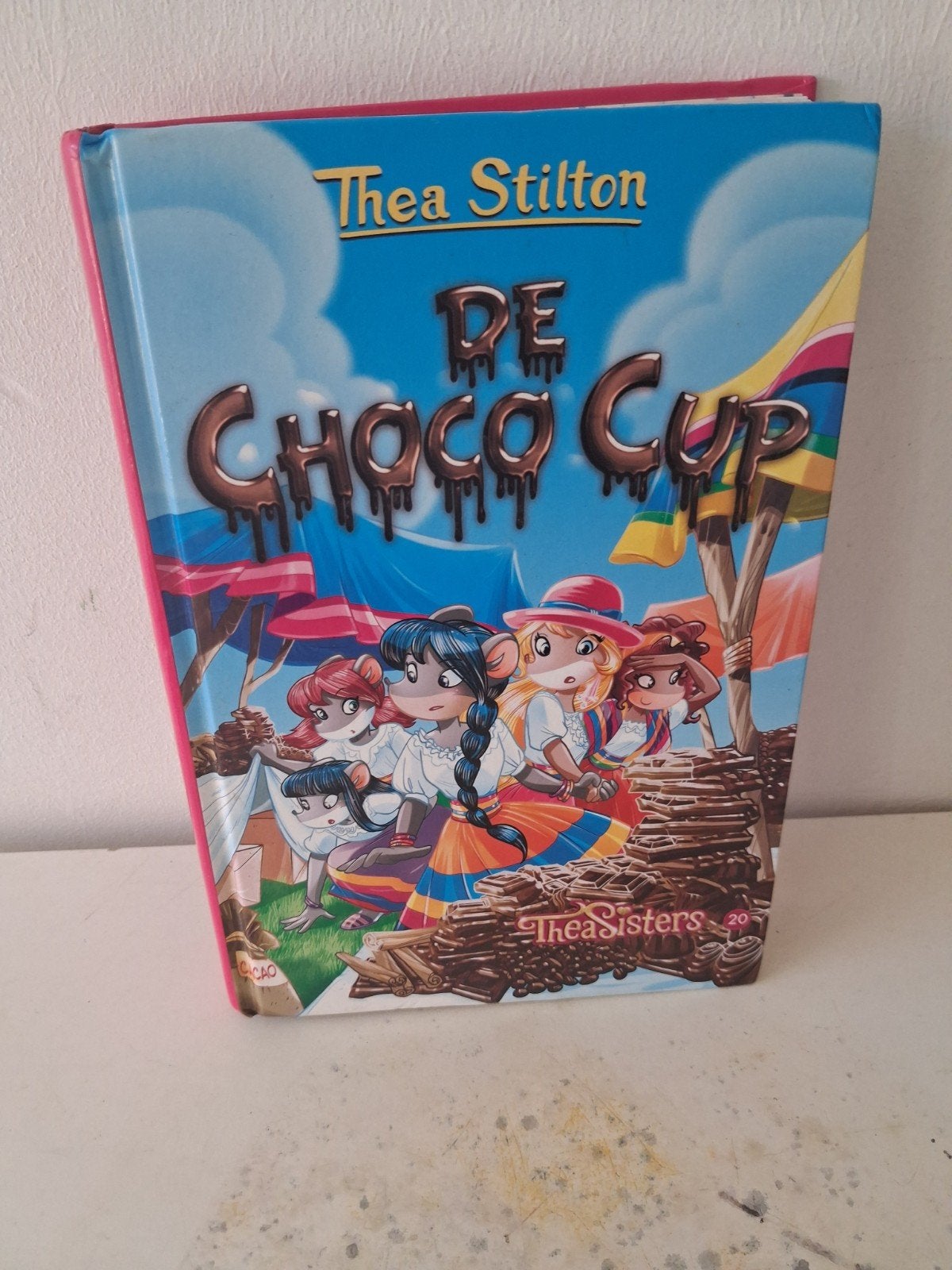 Thea Stilton - De Choco Cup (Thea Sisters), Boeken, Ophalen of Verzenden, Zo goed als nieuw, Thea Stilton, Fictie