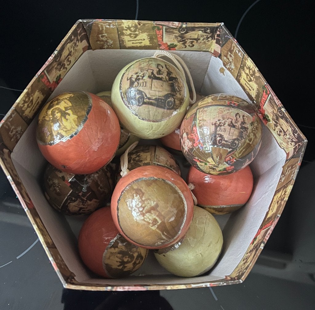 doos met papiermaché? ballen met oude afbeeldingen, Ophalen of Verzenden, Nieuw