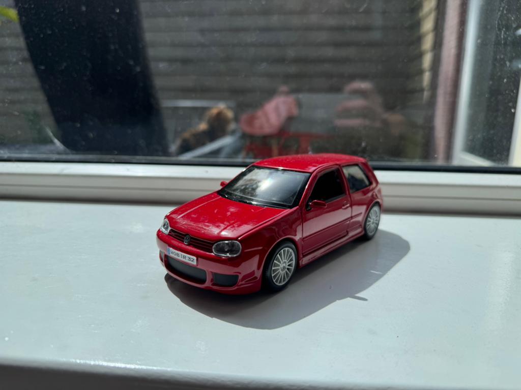 Volkswagen Golf 4 R32 modelauto 1:24, Ophalen of Verzenden, Zo goed als nieuw, Auto