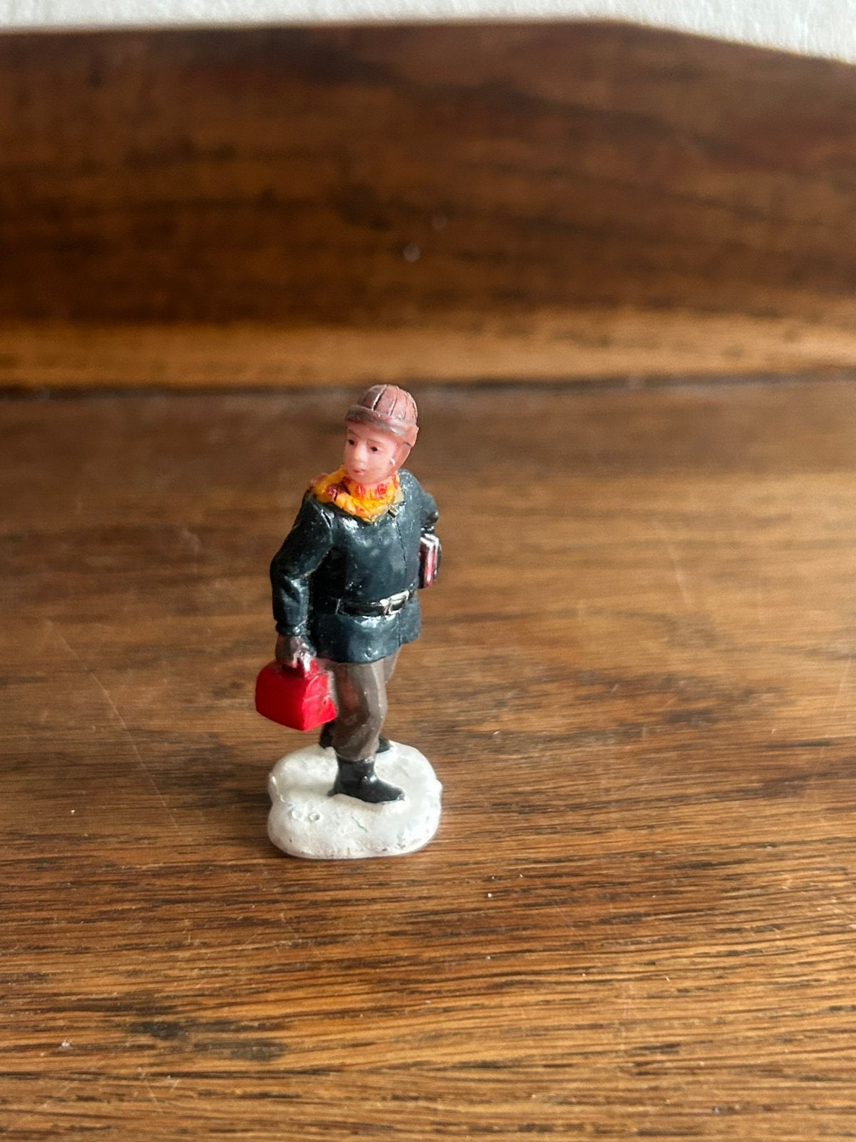 Lemax figuurtje: Off to School, jongen met lunch koffer, Diversen, Ophalen of Verzenden, Zo goed als nieuw