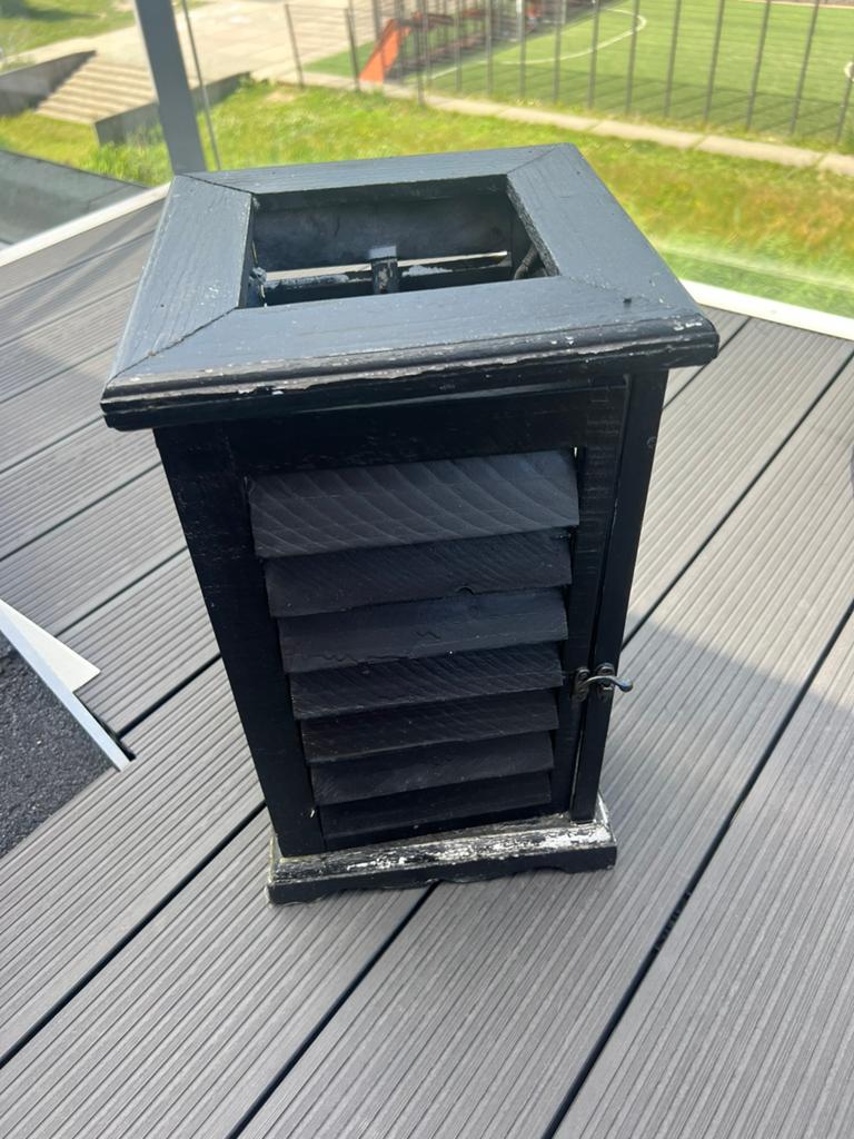 Zwarte houten lantaarn, Ophalen, Hout