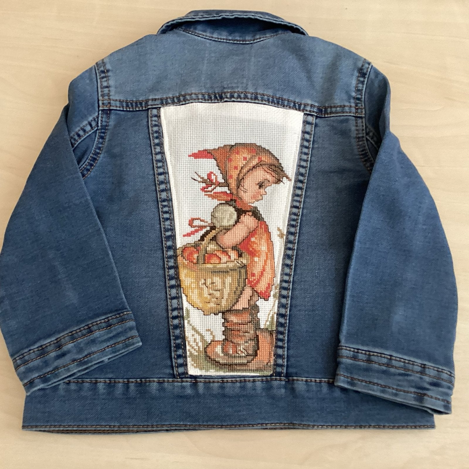 Upcycled spijkerjasje met handgeborduurd hummeltje, Ophalen of Verzenden, Gebruikt, Jongen of Meisje, Jas
