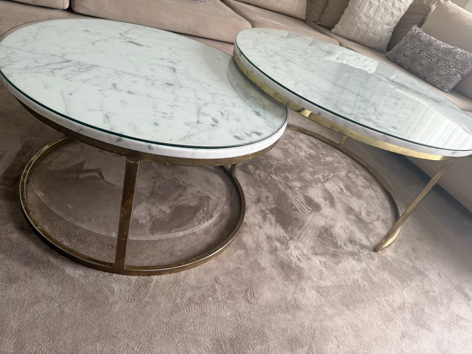 Set van 2 marmeren salontafels met gouden onderstel, Huis en Inrichting, Ophalen, 50 – 75, Gebruikt, Rond