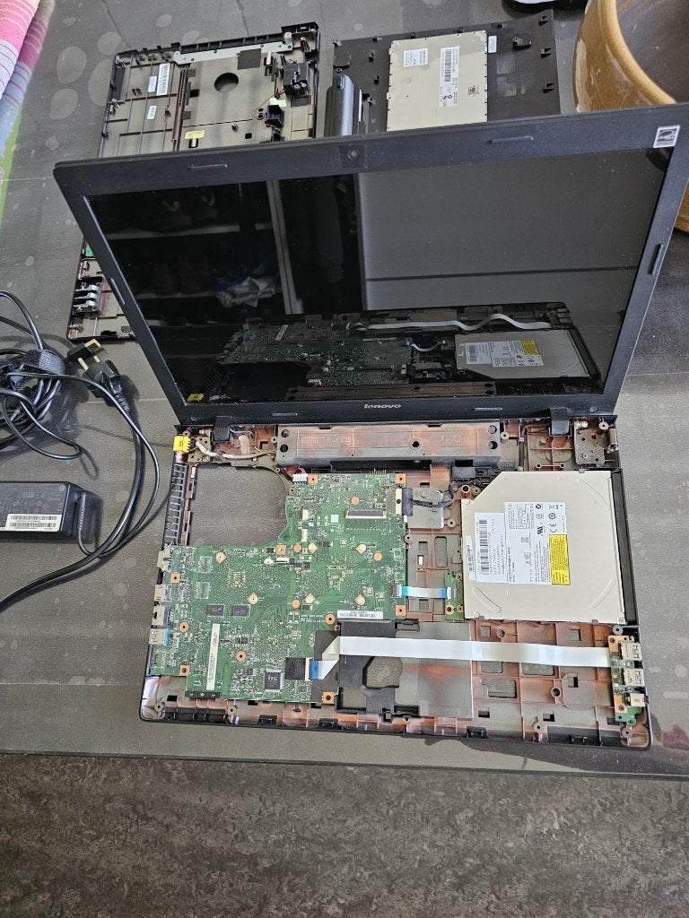 Lenovo G700 17,3 Laptop (defect) voor onderdelen, Ophalen, HDD, 2 tot 3 Ghz, Qwerty