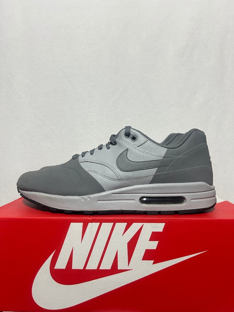ALS NIEUW! Maat 44,5 - Nike Air Max 1 Premium SE Wolf Grey, Kleding | Heren, Schoenen, Overige kleuren, Verzenden, Nike, Nike
