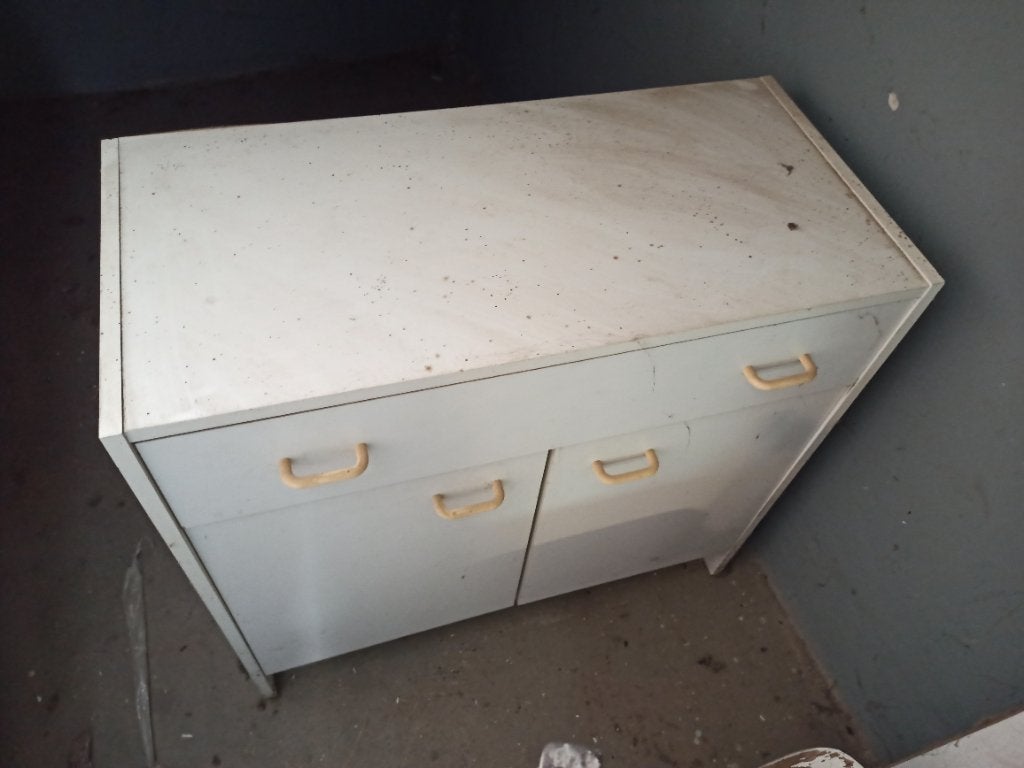 Wit laag kastje, Ophalen, Gebruikt, Met deur(en), 50 tot 100 cm