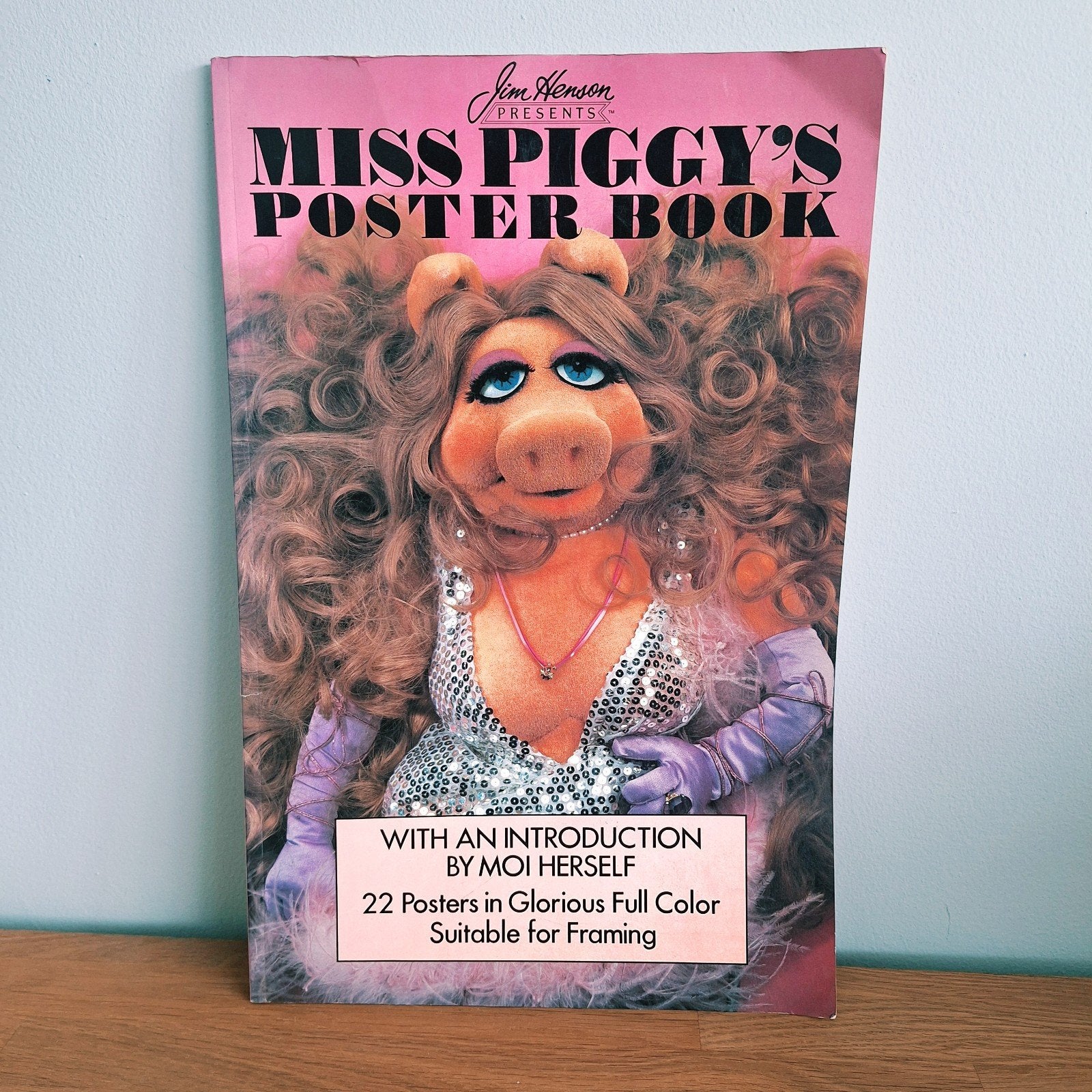 Jim Henson Miss Piggy Poster book 1986, Ophalen of Verzenden, Zo goed als nieuw, Nvt, Nvt