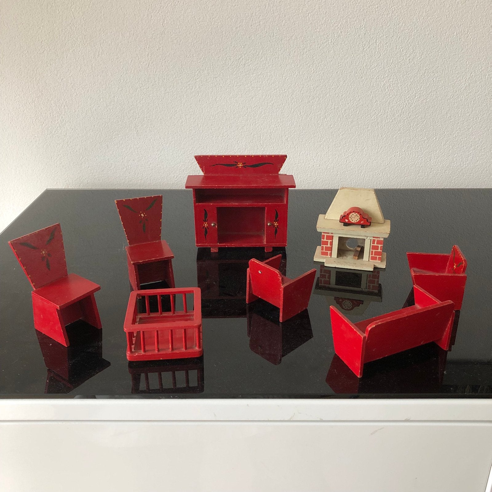 Vintage houten poppenhuis meubels, rood met bloemmotief, Ophalen of Verzenden, Gebruikt, Poppenhuis