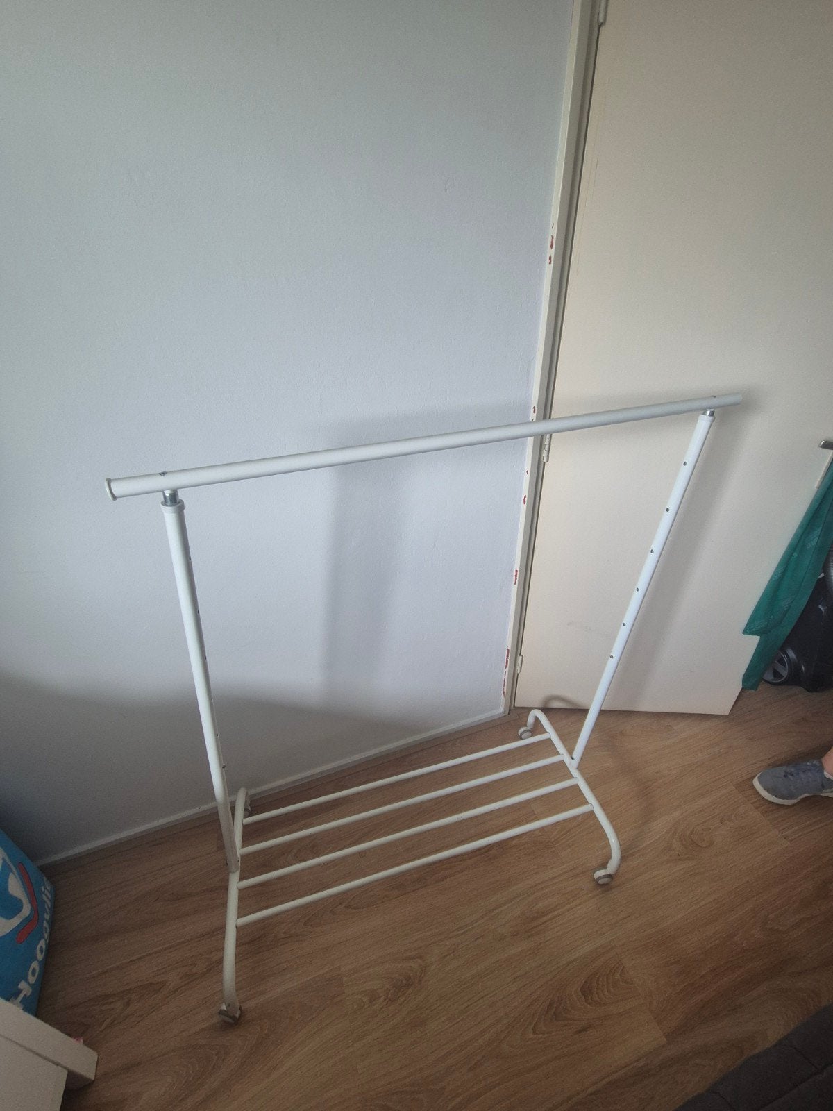 Wit kledingrek met wielen en opbergplank, Ophalen of Verzenden, Met wielen