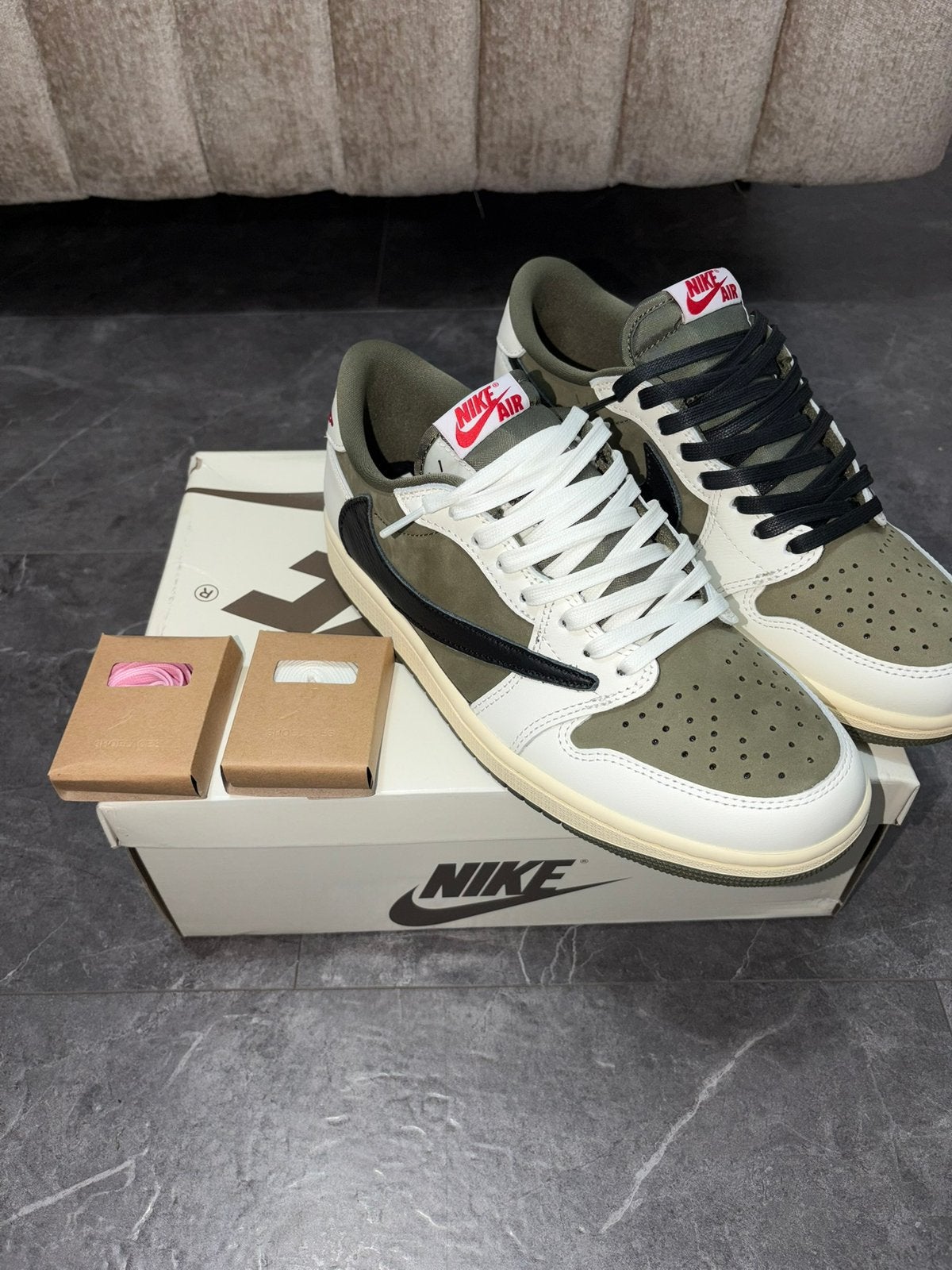 Travis Scott X Air Jordan 1 Olive Green, Overige kleuren, Verzenden, Nieuw, Sneakers of Gympen
