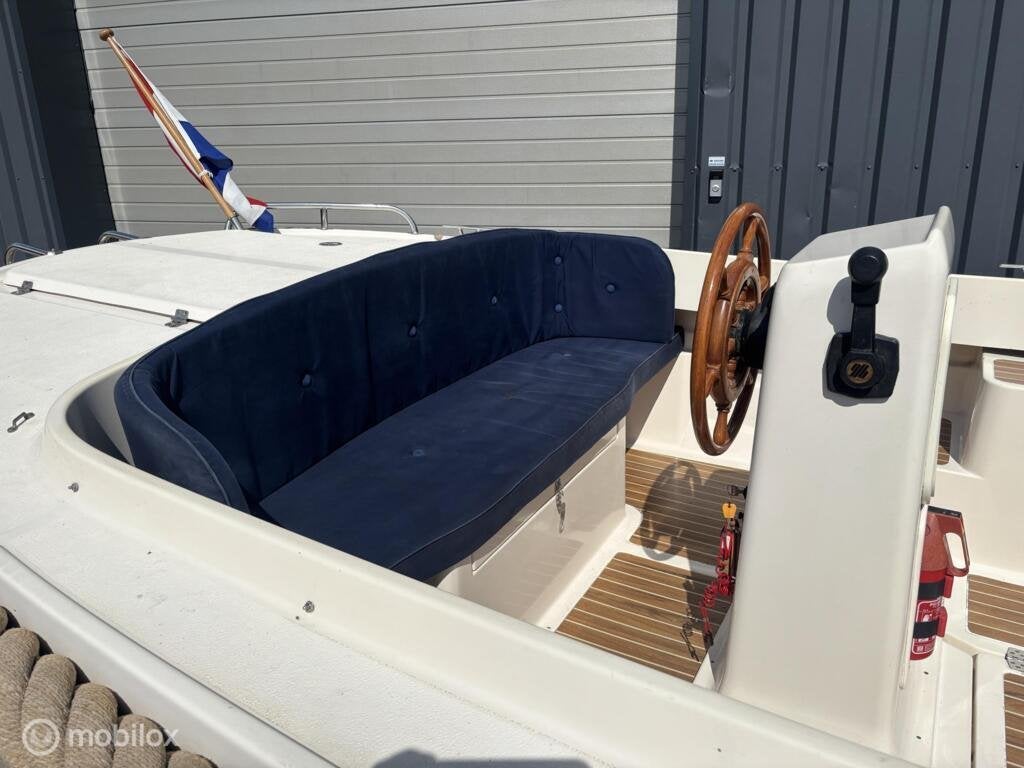 Crescent 21 zeer ruime bun sloep, Buitenboordmotor
