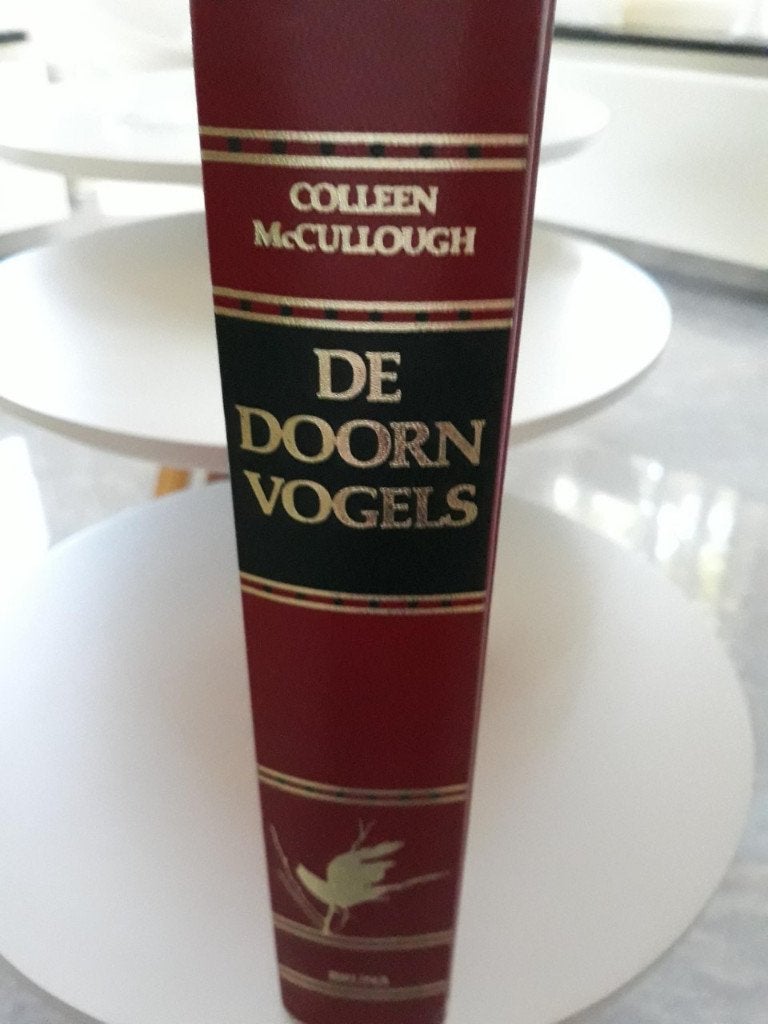 BOEK {DE DOORNVOGELS} TV SERIE MET RICHARD CHAMBERLAIN., Boeken, Ophalen of Verzenden, Zo goed als nieuw, Colleen McCullough, Tv-serie
