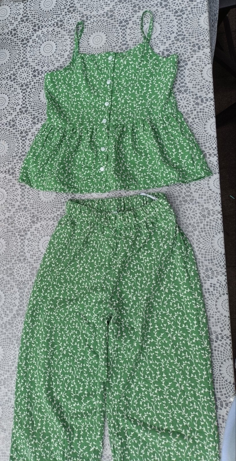 Leuke groene set met bladerprint - Maat 134/140, Kinderen en Baby's, Kinderkleding | Maat 134, Ophalen, Gebruikt, Meisje, Setje