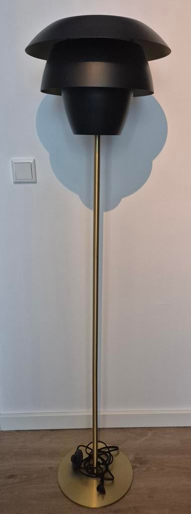 Stijlvolle Zwarte Vloerlamp met Gouden Details, Huis en Inrichting, Lampen | Vloerlampen, Ophalen, 100 tot 150 cm, Zo goed als nieuw