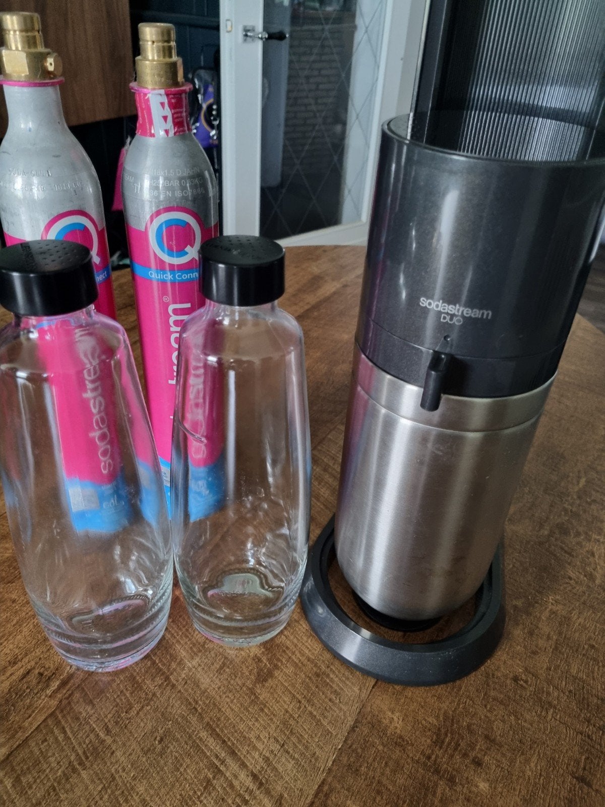 Sodastream Duo met 2 flessen en 3 CO2 cilinders, Ophalen, Zo goed als nieuw