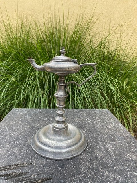Vintage tinnen olielamp op voet – Van Gestel Tilburg – 22 cm, Ophalen