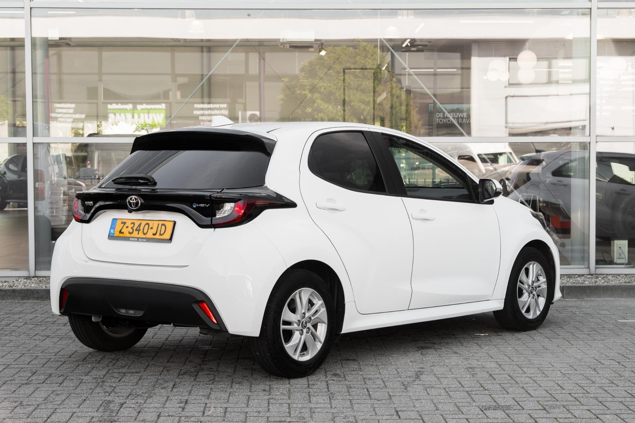 Toyota Yaris 1.5 Hybrid 115 Active, Auto's, Gebruikt, Bedrijf, Hybride Elektrisch/Benzine, 3 cilinders