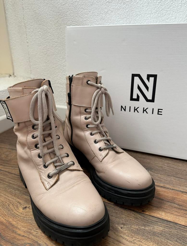 Nikkie boots / laarzen in maat 39, Beige, Lage of Enkellaarzen, Ophalen of Verzenden, Zo goed als nieuw