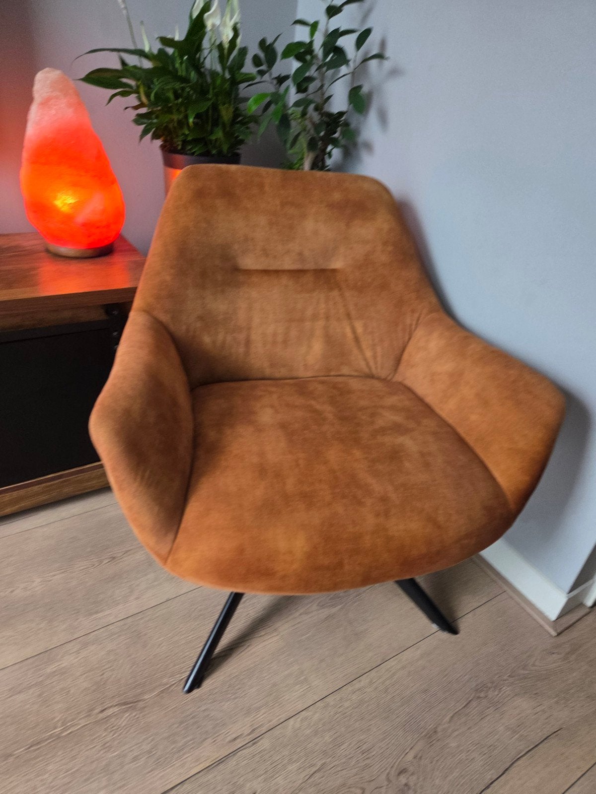 Comfortabele fauteuil in cognac kleur, Modern, Comfortabel, Minder dan 75 cm, Ophalen of Verzenden, Zo goed als nieuw
